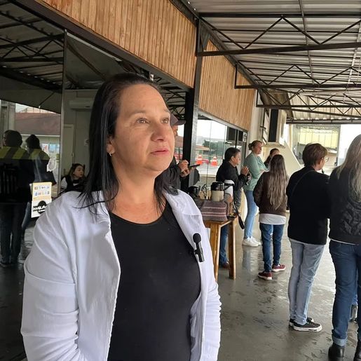 Merendeira que sobreviveu a ataque a creche vira vigilante da unidade