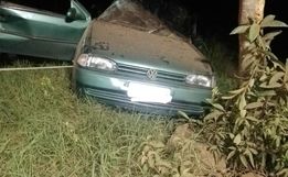 Veículo sai da pista e colide em árvore no interior