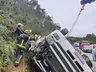 Caminhão capota e interrompe totalmente o trânsito na BR-282 em Rancho Queimado