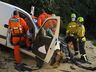 Carreta tomba sobre carros e deixa uma pessoa morta no Oeste