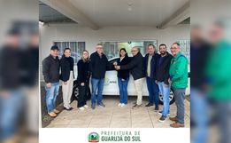 APAE de Guarujá do Sul recebe veículo e investimento em energia solar 