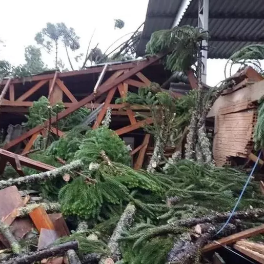 Tornado com ventos de quase 100 km/h atinge cidade de SC, diz Defesa Civil