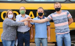 Secretaria da Educação recebe novo ônibus para transporte escolar