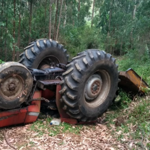 Homem morre em tombamento de trator