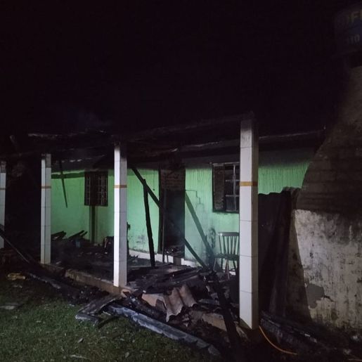 Casa de alvenaria é destruída por incêndio na região 