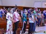 Com igreja cheia, fiéis acompanham celebração de Finados do lado de fora