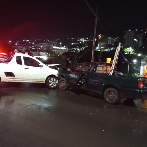 Colisão frontal deixa homem ferido no centro de Palmitos