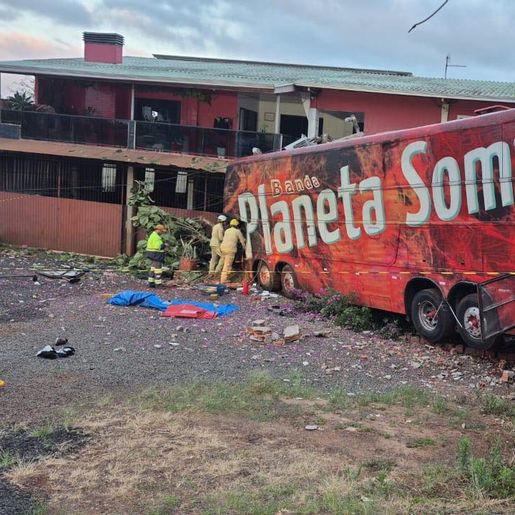 Acidente envolvendo ônibus de banda catarinense causa morte no Paraná