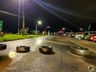 VÍDEO: Mesmo sob chuva e frio, manifestantes sustentam bloqueio no trevo de SMOeste