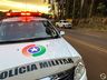 VÍDEO: Para não colidir em carro, condutor desvia e colide em poste