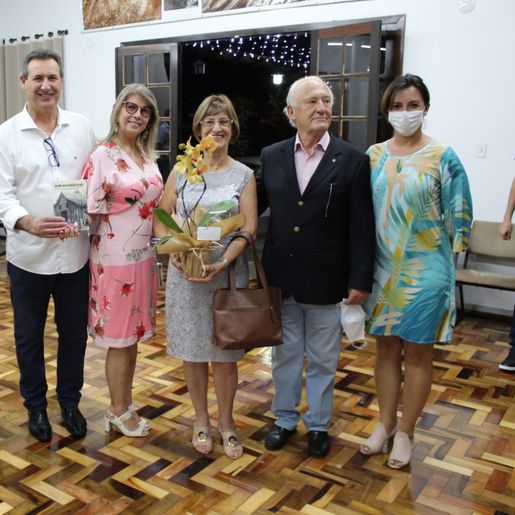 Livro conta trajetória e chegada da família Ramminger a Mondaí