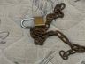 Adolescente de 17 anos é encontrada com os pés acorrentados em Itajaí