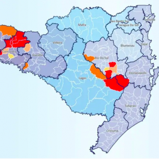 Ciclone deixa pelo menos 60 mil unidades sem luz em SC