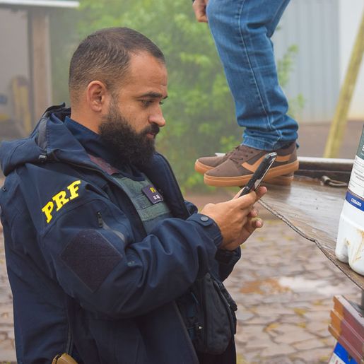 Homem é preso após fugir de abordagem e ser flagrado com oito galões de agrotóxico 