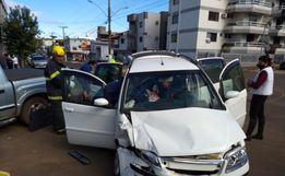 Colisão entre carro e caminhonete deixa mulher ferida