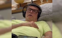 Carlos Bolsonaro divulga vídeo do pai com crise de soluços: “Ele pode morrer”