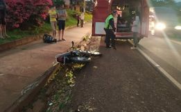 Jovem sofre ferimentos em acidente entre carro e moto no interior