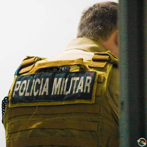 Embriagado, homem chuta e danifica porta de residência em Campo Erê