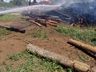 Bombeiros trabalham por mais de 3h no combate a incêndio em pilhas de madeira