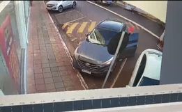 VÍDEO: Criminosos invadem consultório odontológico, assaltam e fogem com camionete