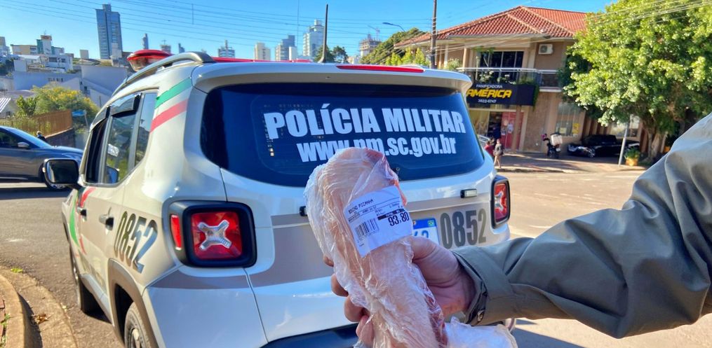 Homem é pego furtando Picanha em Supermercado 