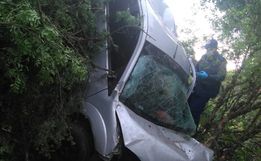 Motorista morre após despencar com veículo em ribanceira
