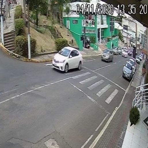 VÍDEO: Jovem pula de carro em movimento após assédio de motorista
