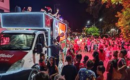 VÍDEO: Papai Noel é recebido com grande festa na praça central de São José do Cedro