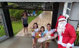 Núcleo dos Jovens da ACIIO realiza entrega de 150 presentes na véspera de Natal