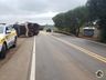 Carreta carregada com milho tomba na SC-163, entre Descanso e Iporã do Oeste