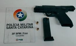 Menina de 4 anos leva tiro no rosto dentro de casa em SC