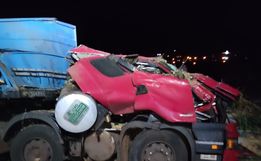 Motorista sofre ferimentos graves após caminhão tombar na SC 161