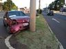 Câmera flagra motorista abandonando carro após colisão em poste em SMO