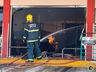 Bombeiros trabalham no rescaldo do incêndio no Super Vipi Center