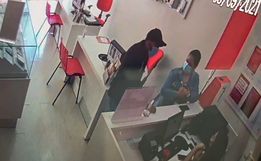 VÍDEO: Homem furta celular em revenda enquanto funcionária atendia cliente