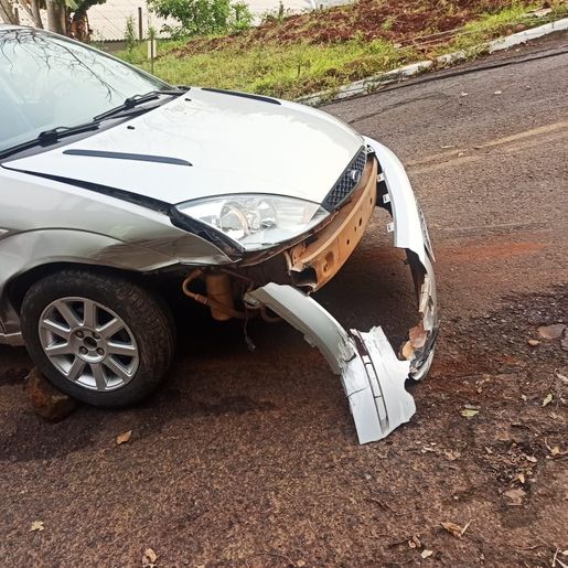 Mulher colide e derruba poste 