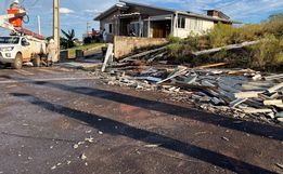Vento e chuva forte destelham casas e causam estragos em São Miguel do Oeste