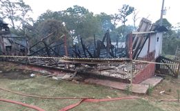 Casa é destruída por incêndio à margem da SC-161