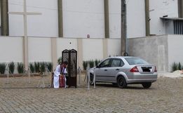 Padre faz confissão de fiéis em "drive thru" em São Bento do Sul