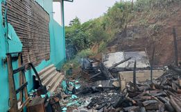 Bombeiros combatem incêndio em depósito de madeira