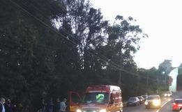 Colisão entre carro e moto deixa motociclista ferido no centro