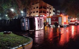Carreta tomba no centro de São Lourenço do Oeste e motorista é encaminhado à UPA