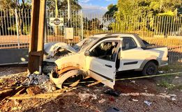 Homem fica ferido após colisão de carro contra poste na BR-163
