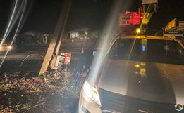 VÍDEO: condutor derruba poste de energia e foge do local na SC-163