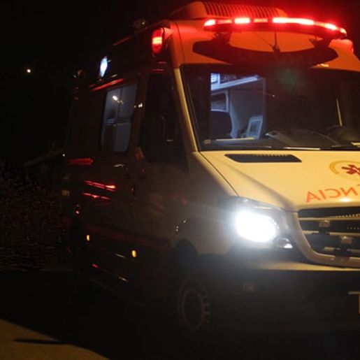 BR 163: colisão frontal entre carro e moto deixa jovem ferido; condutor fugiu do local