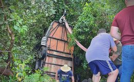 Reboque com cavalos se desprende de caminhonete e capota às margens da BR-282