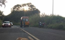 Homens sofrem ferimentos em queda de motocicleta no interior