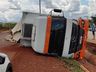 Caminhão carregado de frango sai da pista e tomba na BR-163 em São José do Cedro