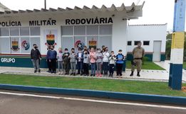 VÍDEO: Alunos do Proerd promovem visitas a instituições e conscientizam motoristas