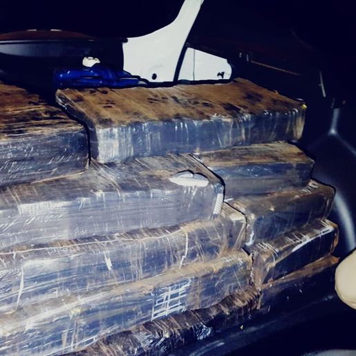 Após perseguição, PM de Pinhalzinho apreende quase 500 quilos de maconha em carro de Blumenau 